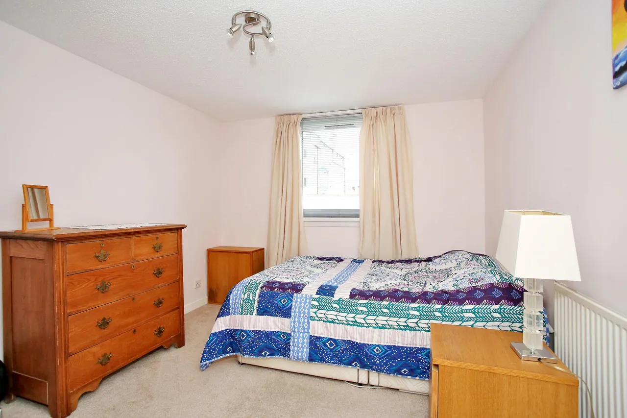 Richmond Court, Rosemount, AB25, photo 9
