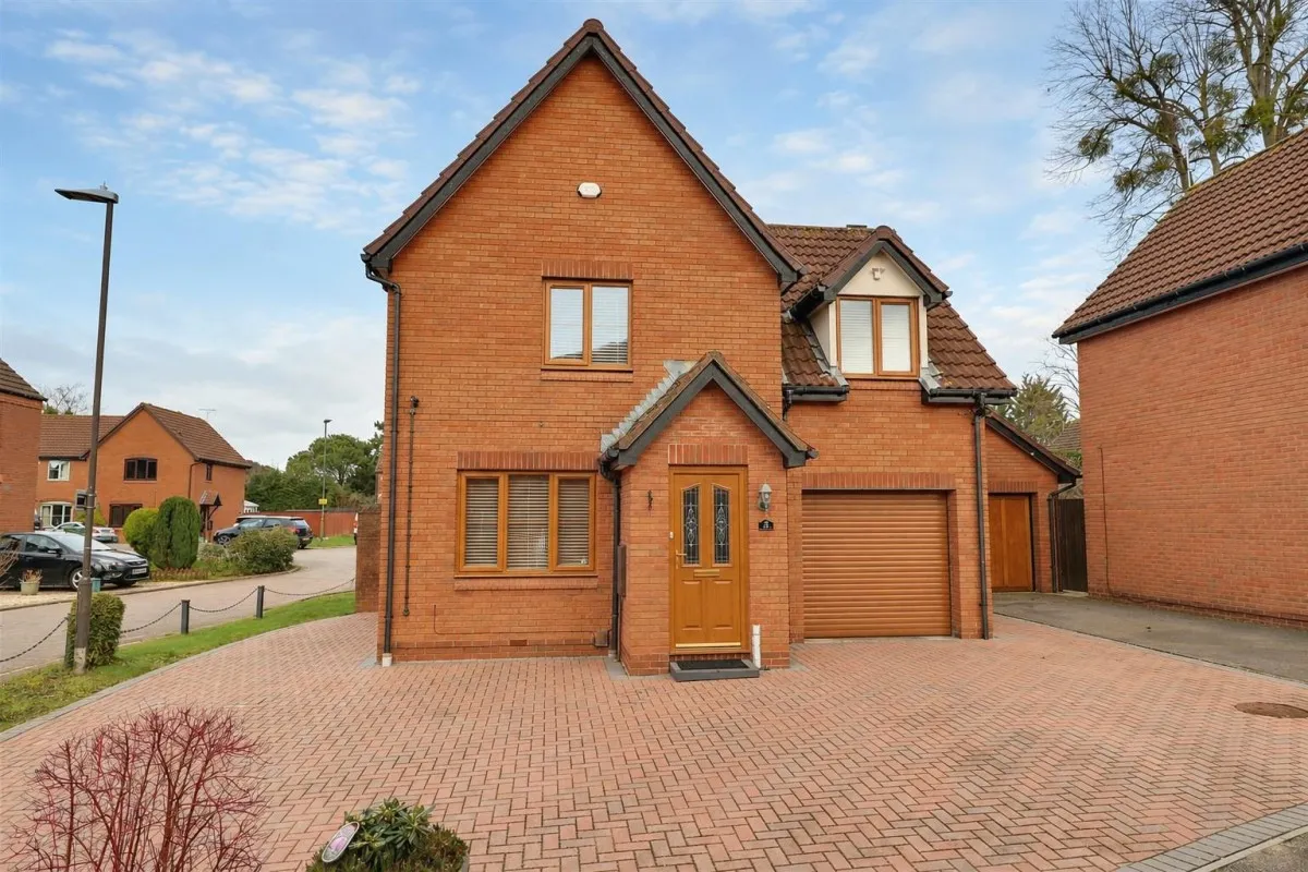 3 bed house for sale, Berkeley Close, Hucclecote, GL3