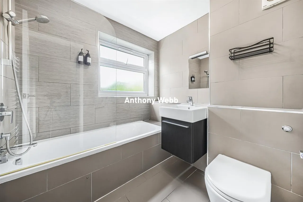 Lucerne Close, Palmers Green, N13, photo 14