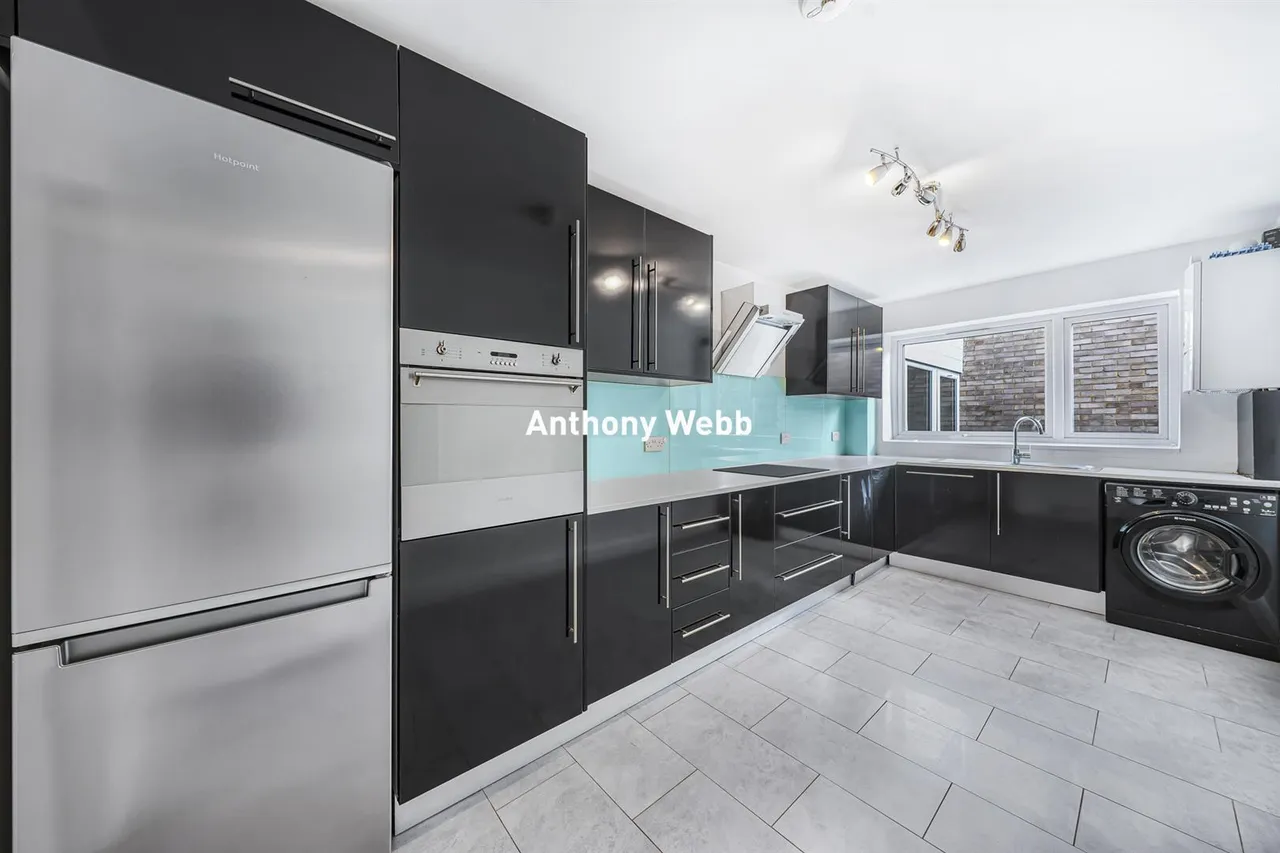 2 bed flat for sale, Lucerne Close, Palmers Green, N13
