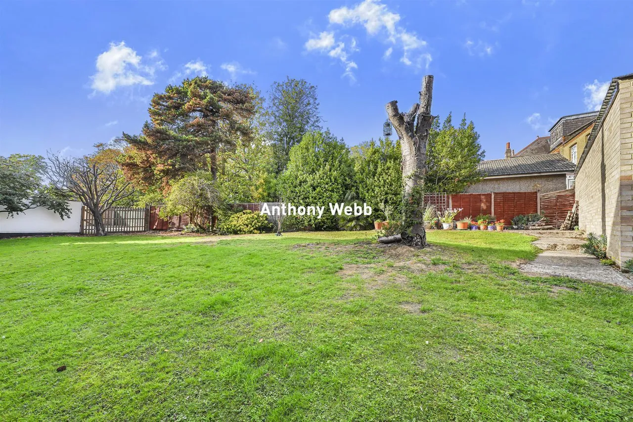 Lucerne Close, Palmers Green, N13, photo 17