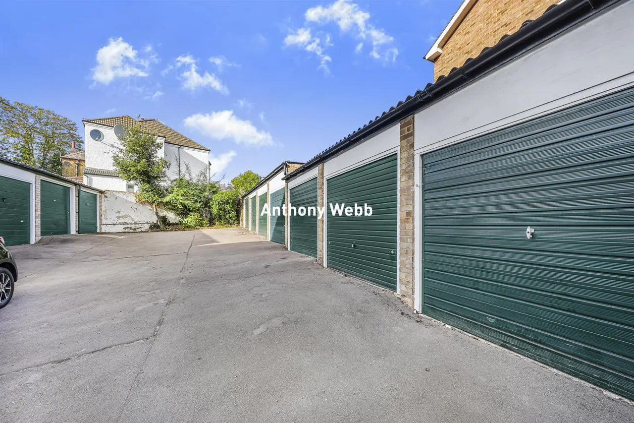 Lucerne Close, Palmers Green, N13, photo 18