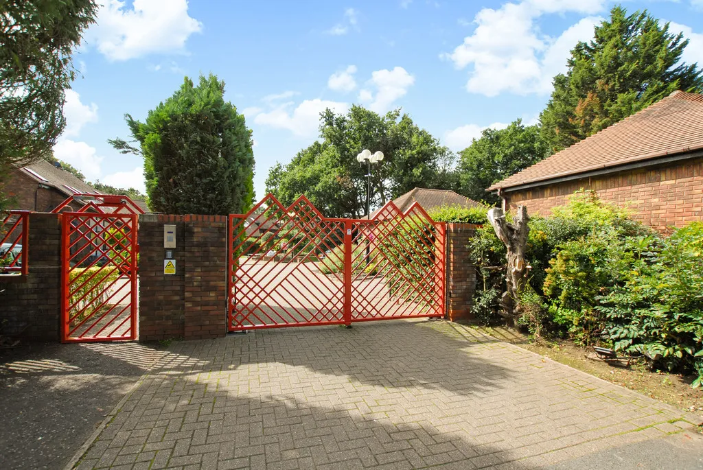 Robinwood Grove, Hillingdon, UB8, photo 3