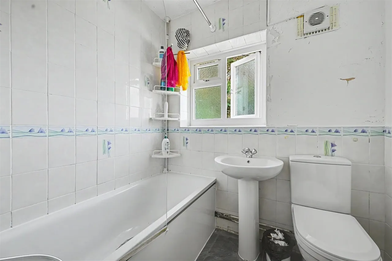 Camrose Avenue, Edgware, photo 13