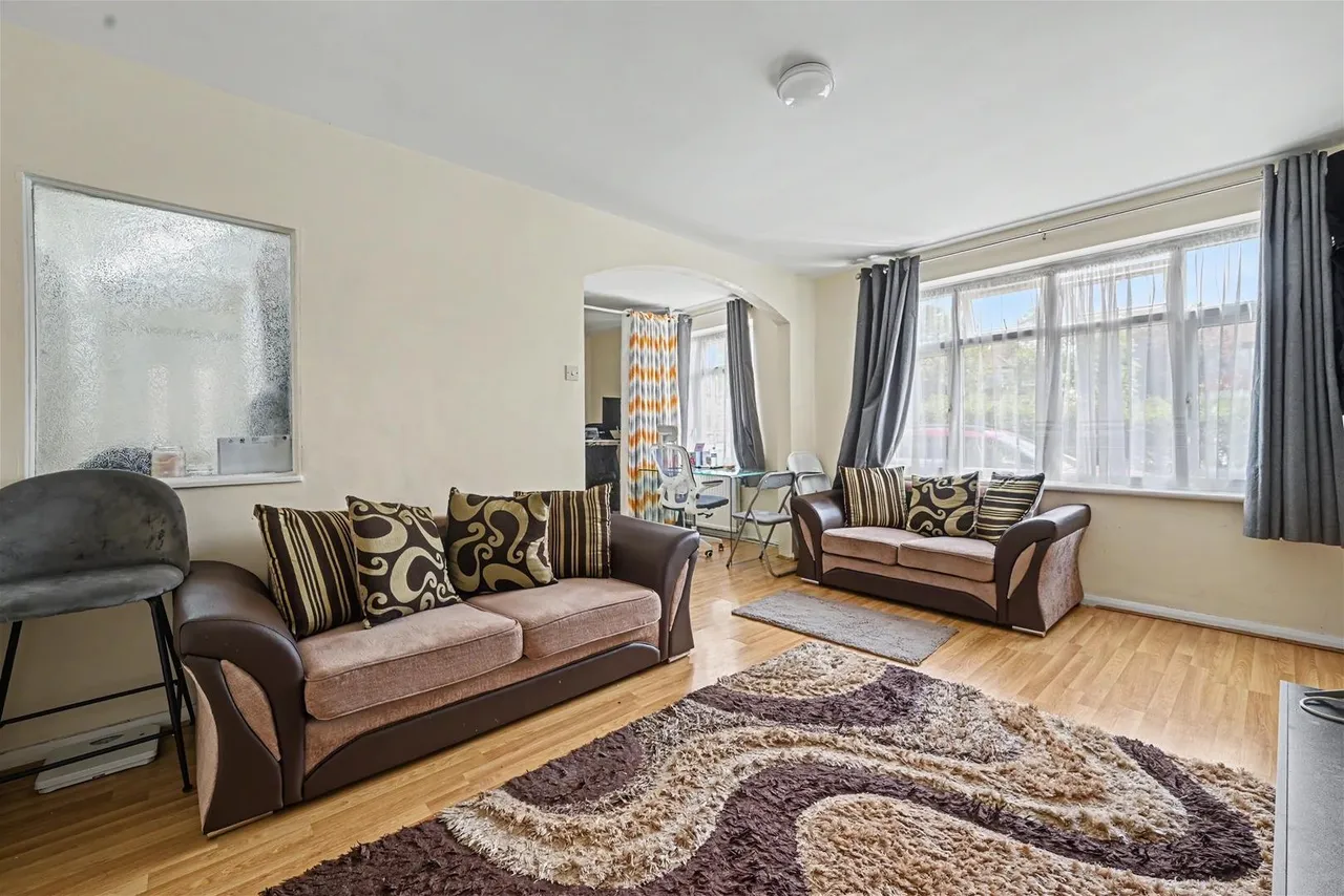 Camrose Avenue, Edgware, photo 2