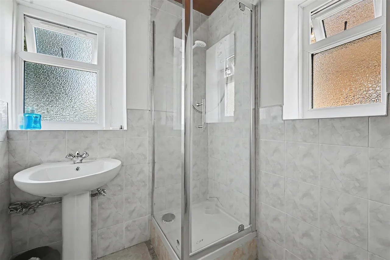 Camrose Avenue, Edgware, photo 11