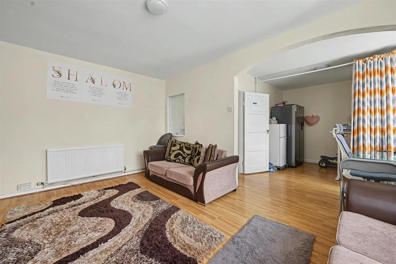 Camrose Avenue, Edgware, photo 3