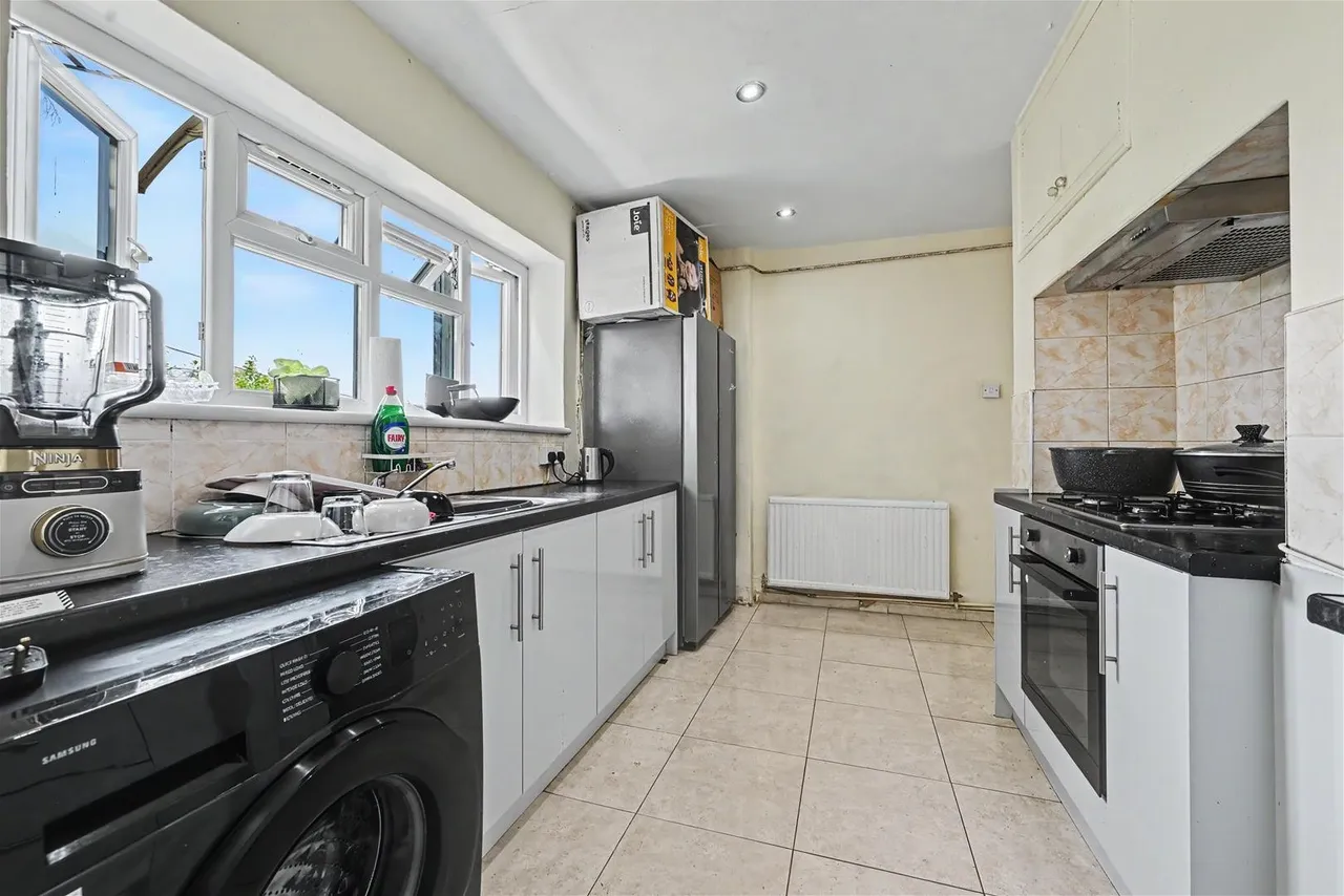 Camrose Avenue, Edgware, photo 4