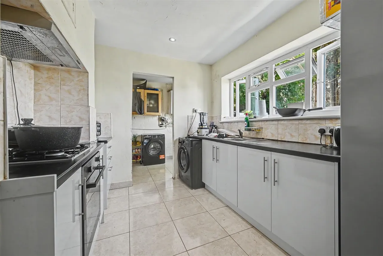 Camrose Avenue, Edgware, photo 5