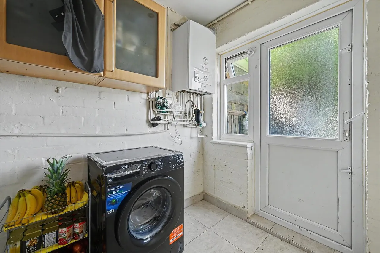 Camrose Avenue, Edgware, photo 12