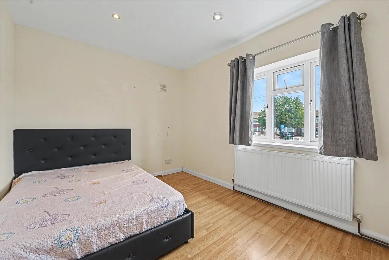 Camrose Avenue, Edgware, photo 10