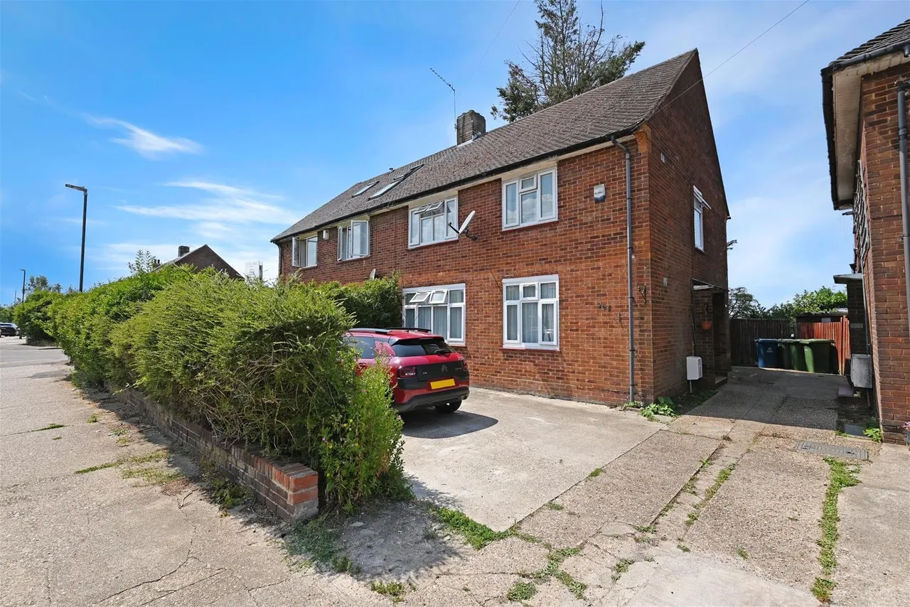 4 bed house for sale — Camrose Avenue, Edgware