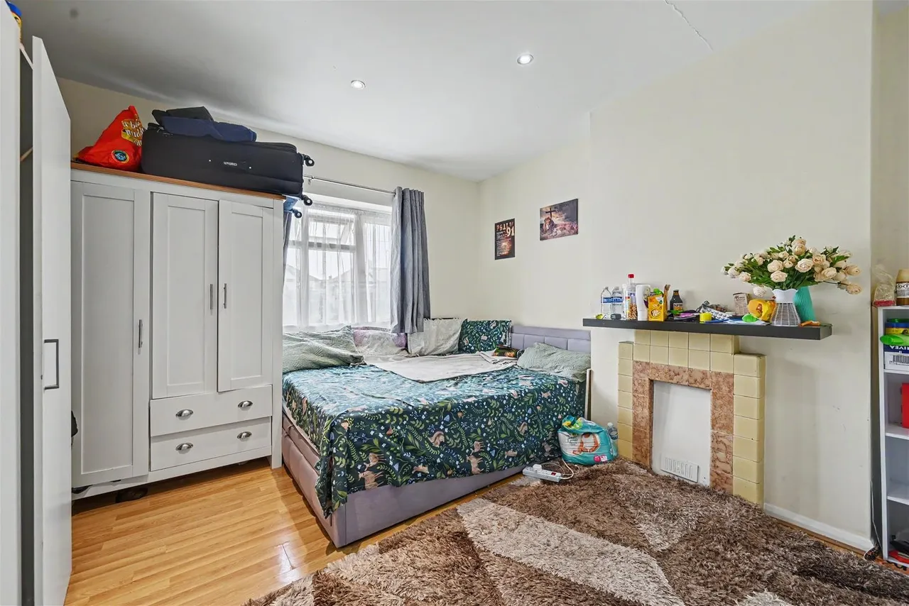 Camrose Avenue, Edgware, photo 6