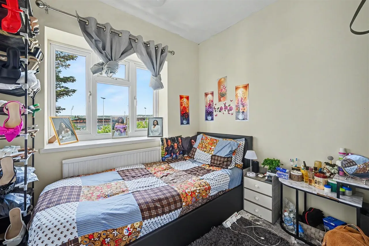 Camrose Avenue, Edgware, photo 9