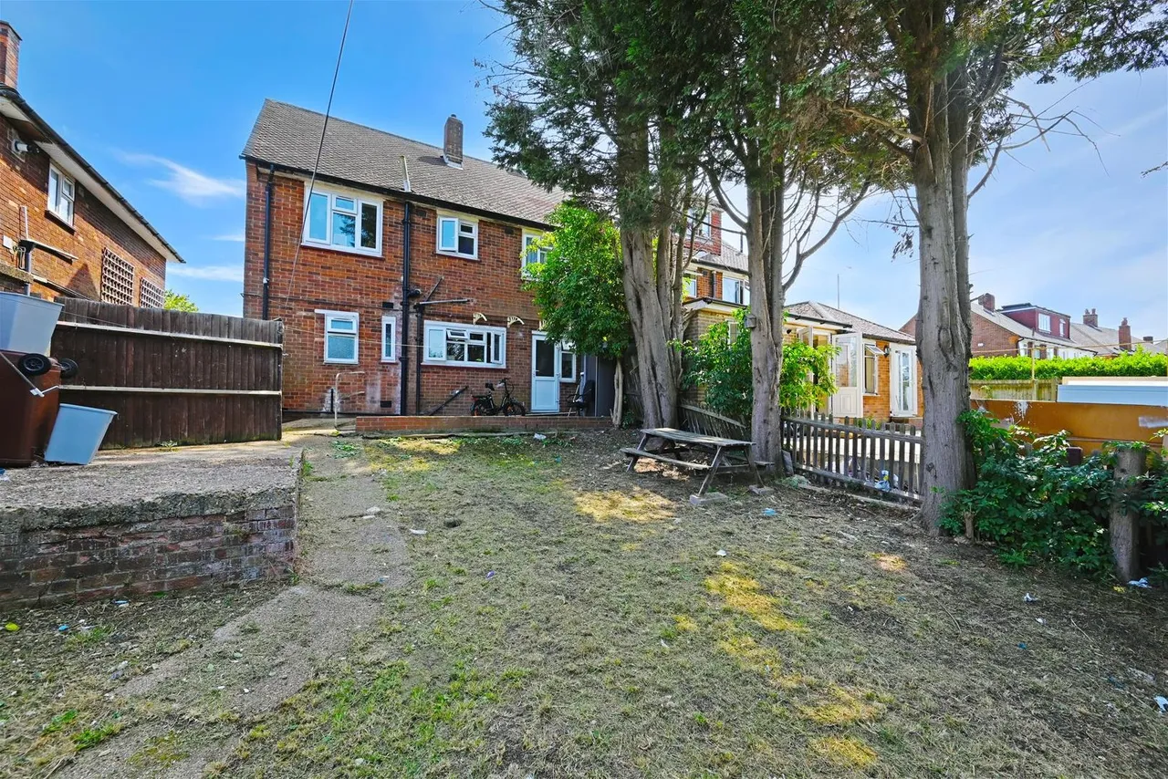 Camrose Avenue, Edgware, photo 14