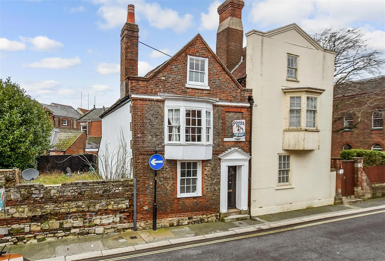 4 bed house for sale, Pyle Street, Newport, PO30