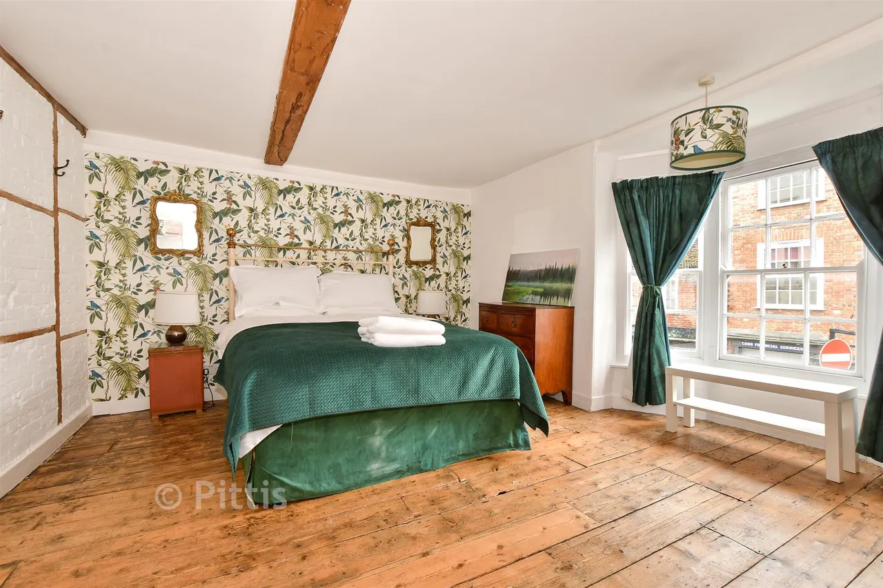 Pyle Street, Newport, PO30, photo 2