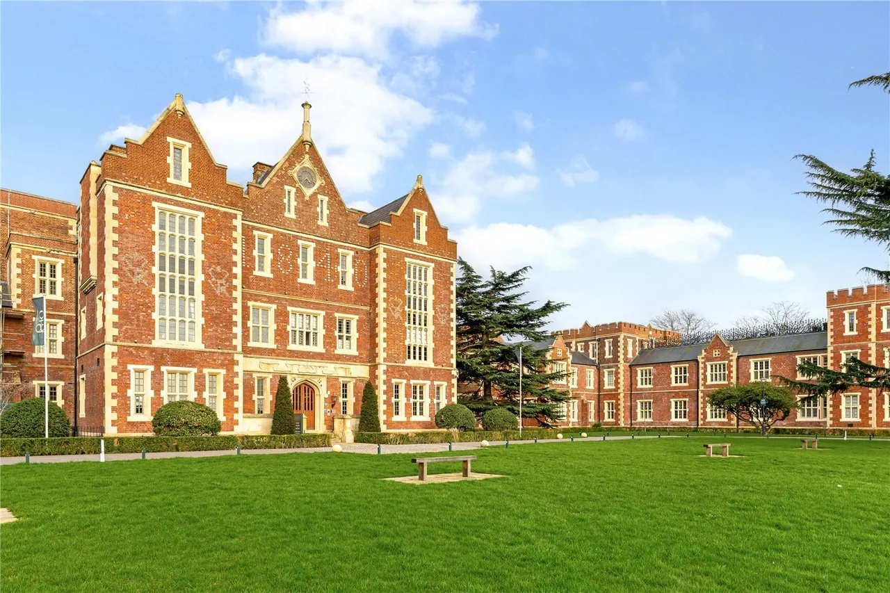 1 bed flat for sale, St. George's Gardens, London, SW17