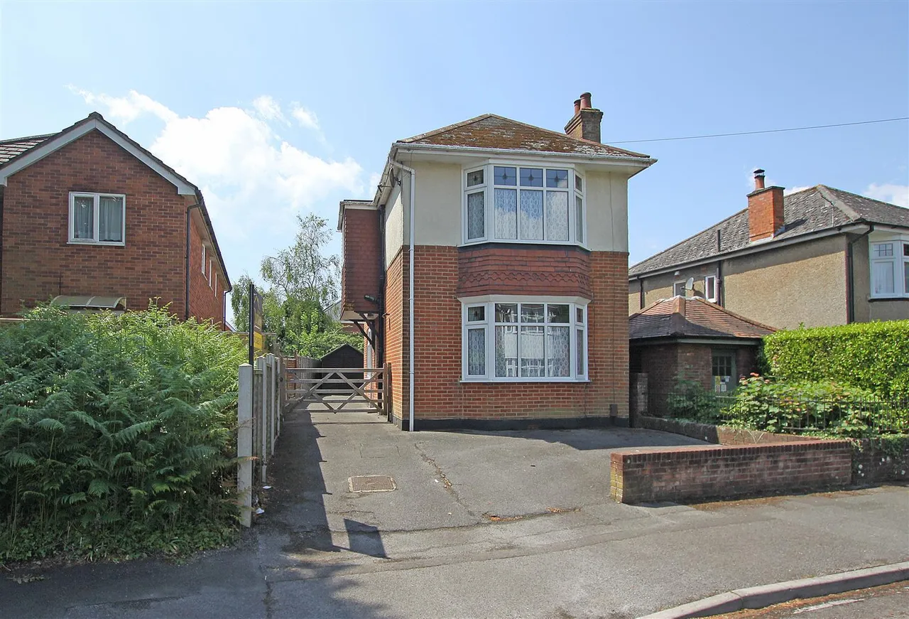 3 bed house for sale — Comber Road, Bournemouth