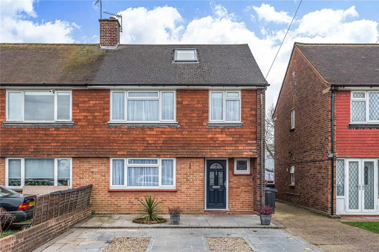 3 bed house for sale — Oxford Way, Hanworth, Middlesex, TW13 6RX