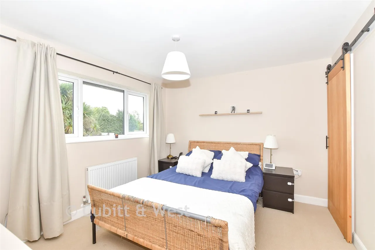 Blackwell Farm Road, East Grinstead, RH19, photo 5