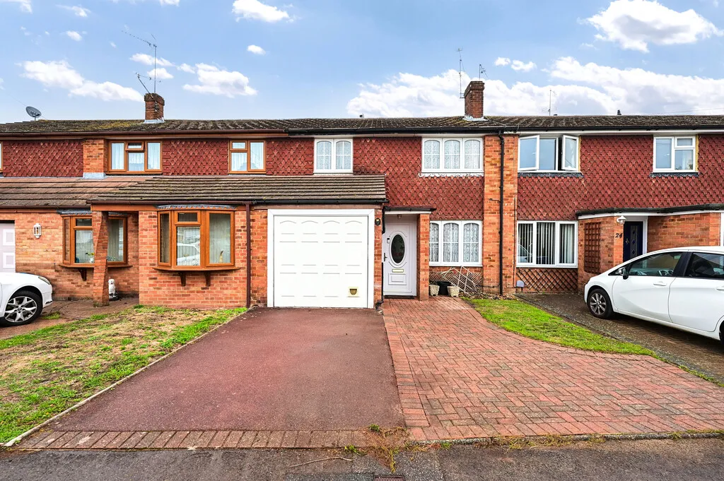 3 bed house for sale, Oak Farm Close, Blackwater, GU17