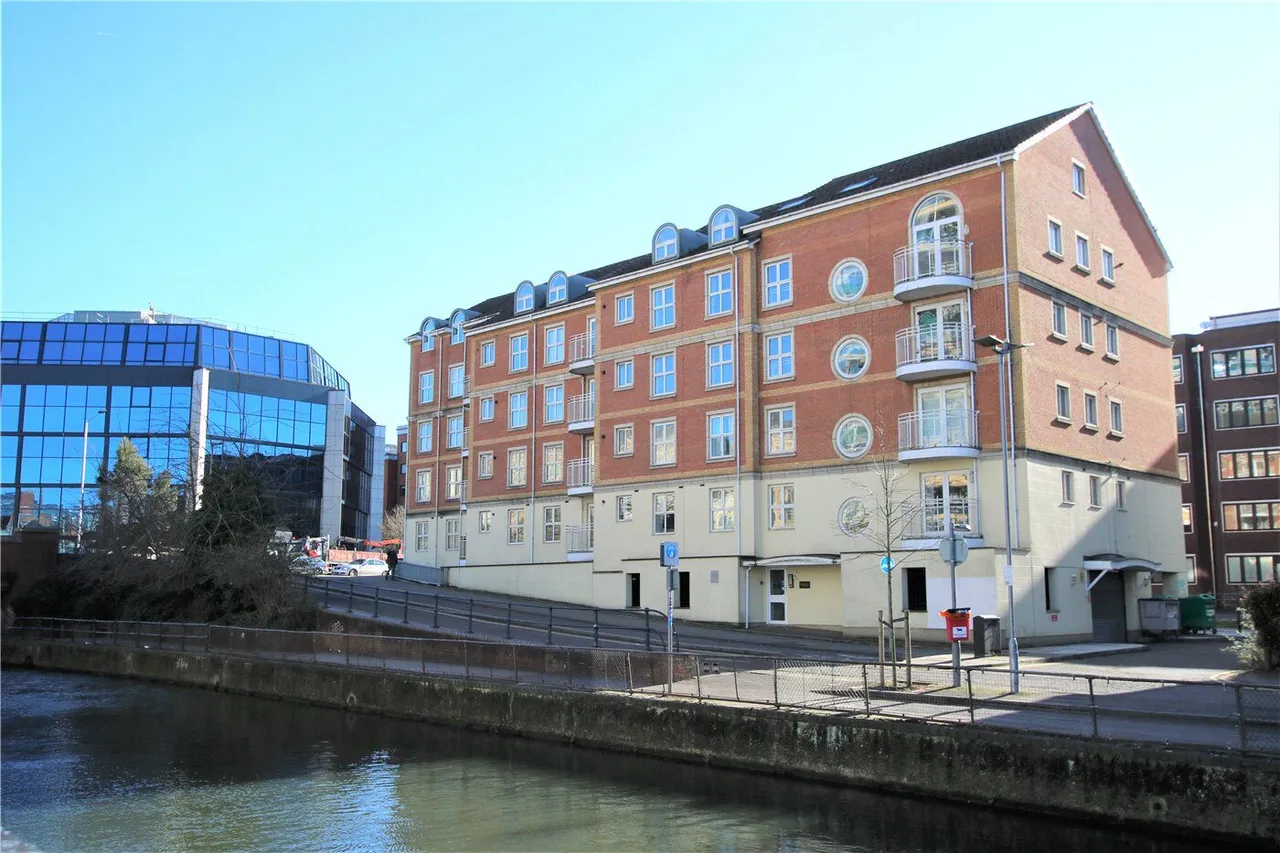 3 bed flat to rent, Grantley Heights, Kennet Side, RG1