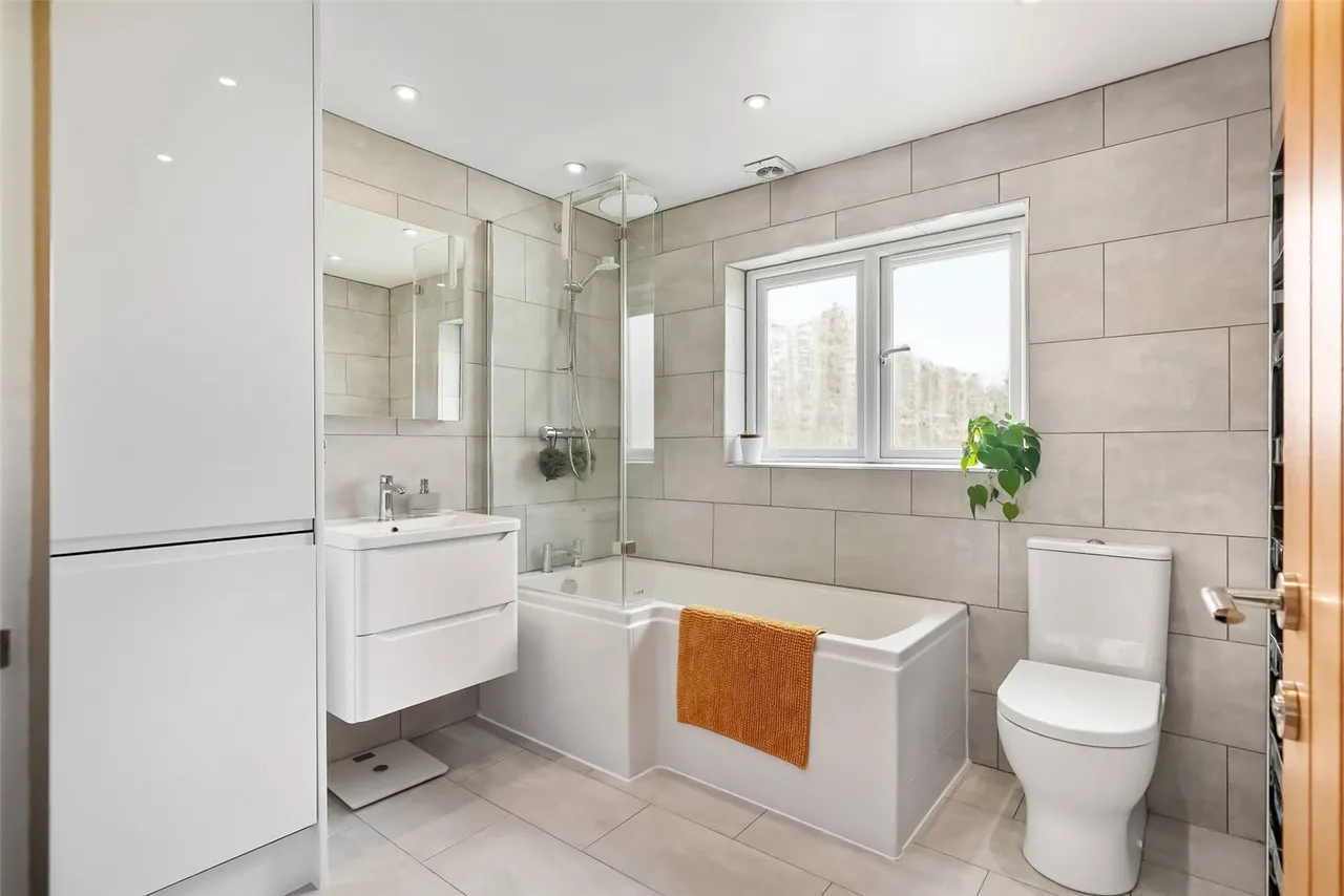 Sunna Gardens, Sunbury, TW16 5EF, photo 11