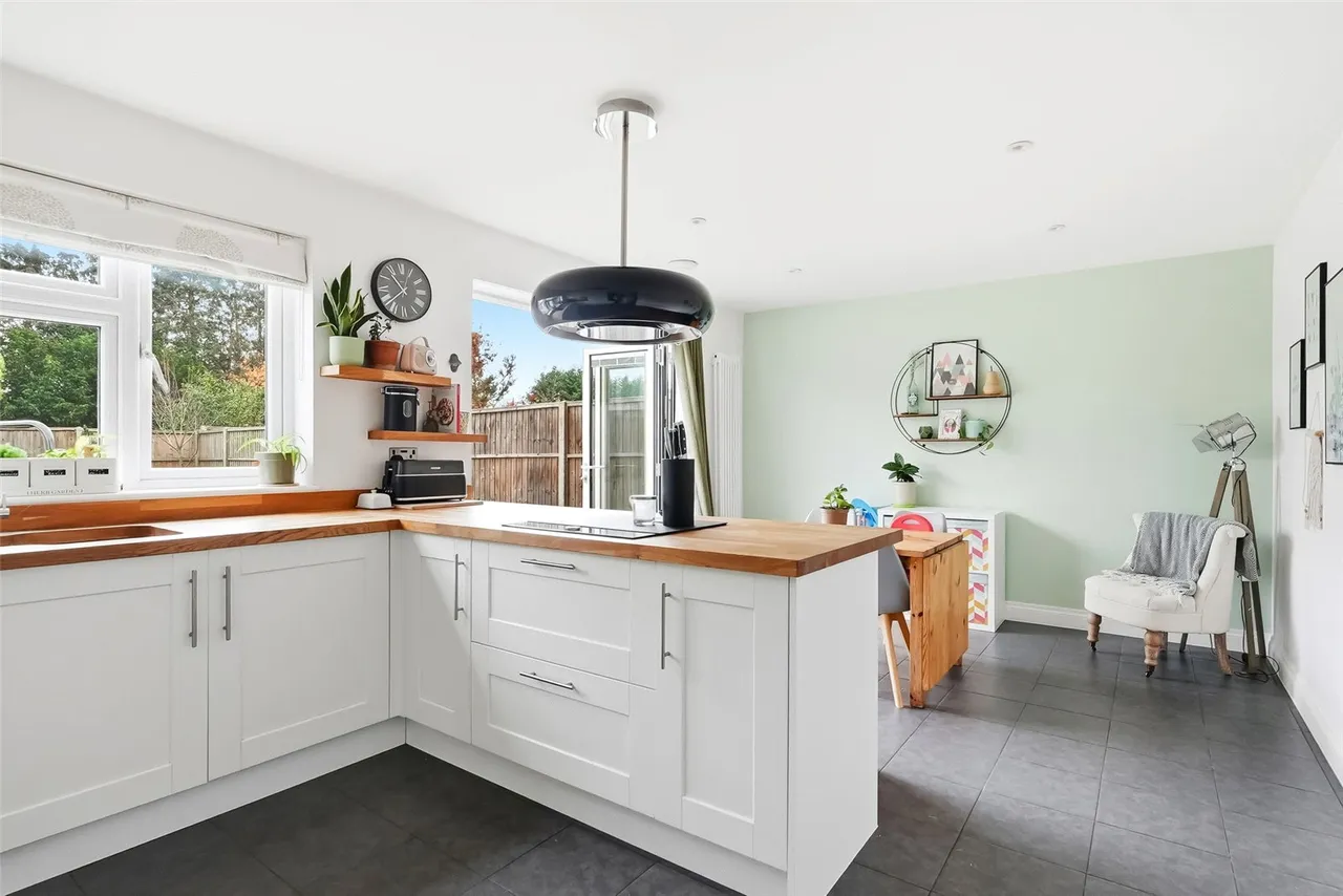 Sunna Gardens, Sunbury, TW16 5EF, photo 6