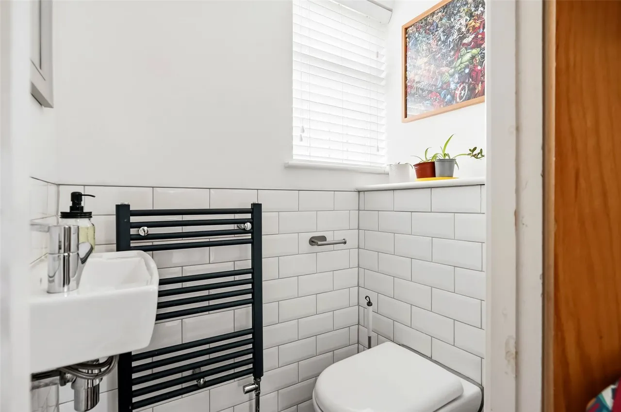Sunna Gardens, Sunbury, TW16 5EF, photo 15
