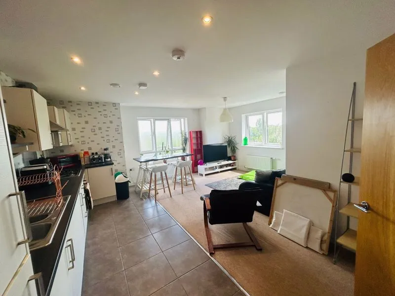 Mayfield Road Hersham, Walton-On-Thames KT12 5AD, photo 4
