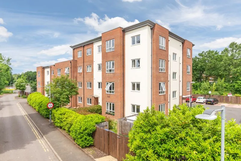 2 bed flat to rent — Mayfield Road Hersham, Walton-On-Thames KT12 5AD