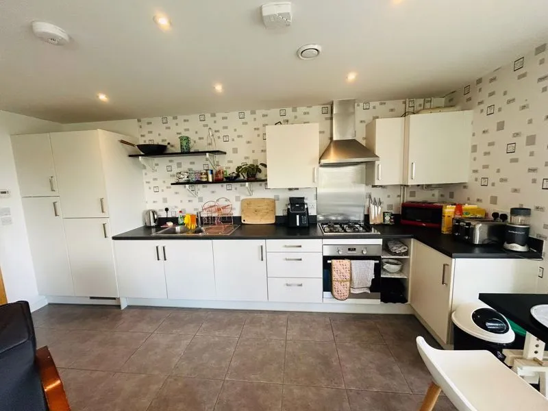 Mayfield Road Hersham, Walton-On-Thames KT12 5AD, photo 2
