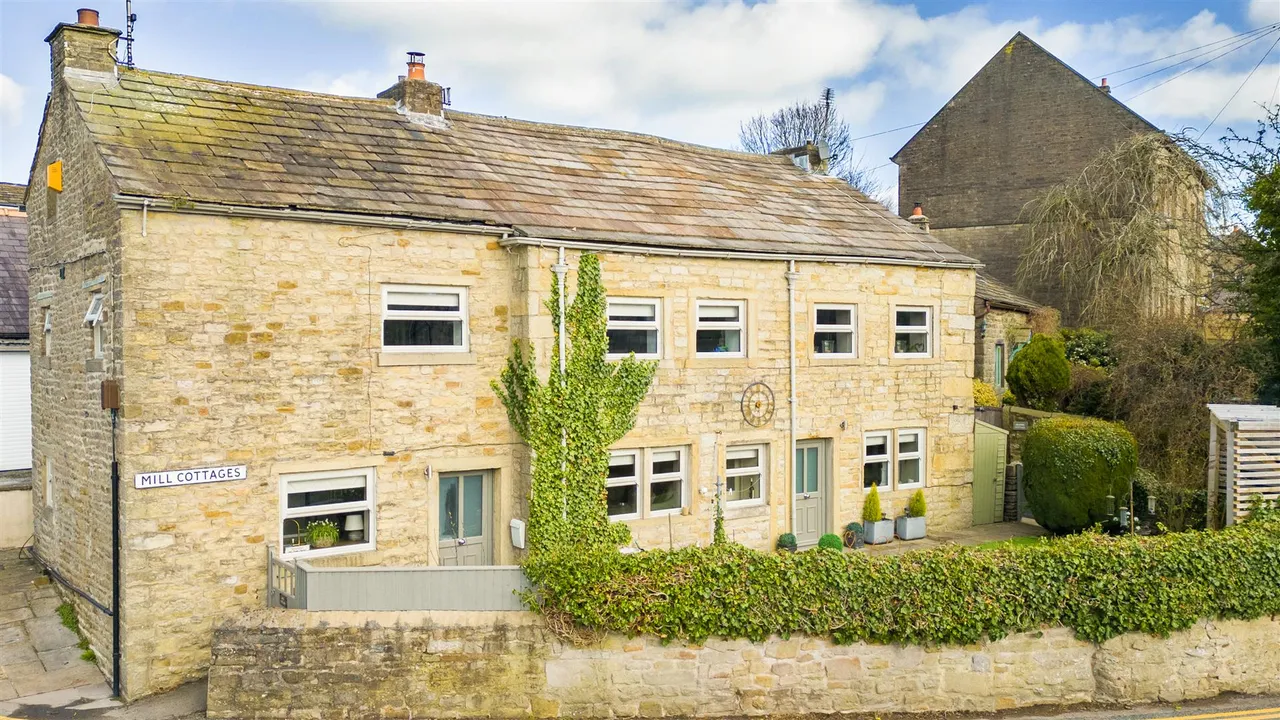 4 bed property for sale — Mill Cottages, Salterforth, Lancashire, BB18 5TL