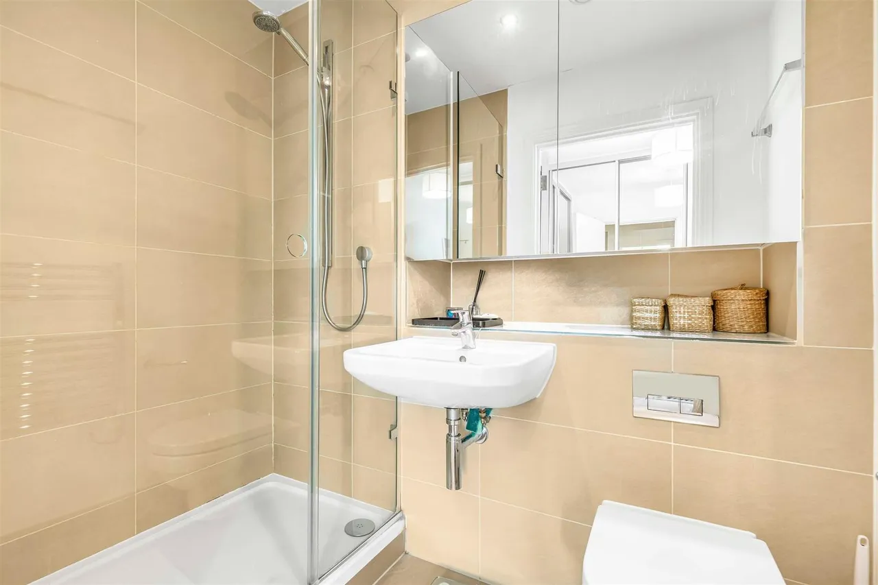 Roehampton Lane, London, SW15, photo 4