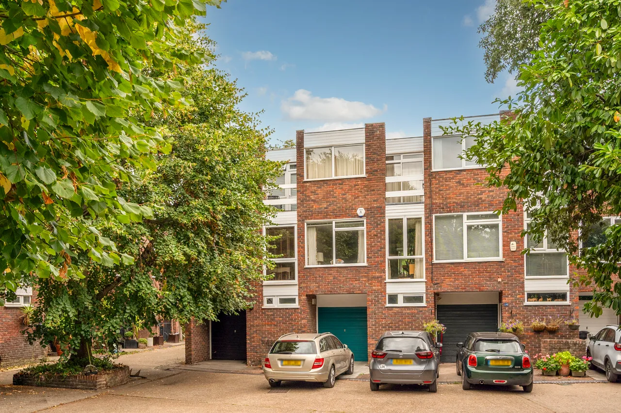 14 Levana Close, London, photo 2