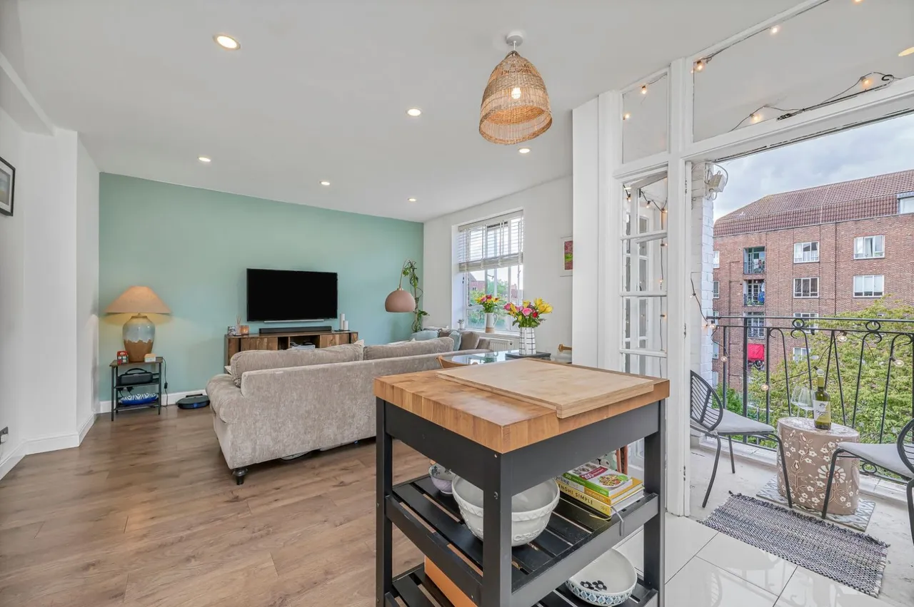 Iron Mill Road, London, SW18, photo 2
