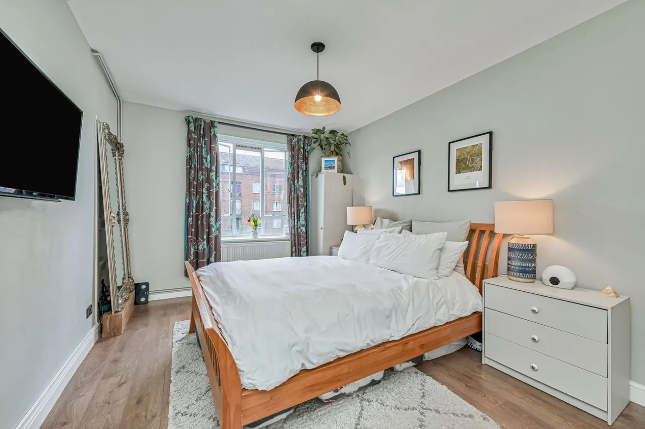 Iron Mill Road, London, SW18, photo 4