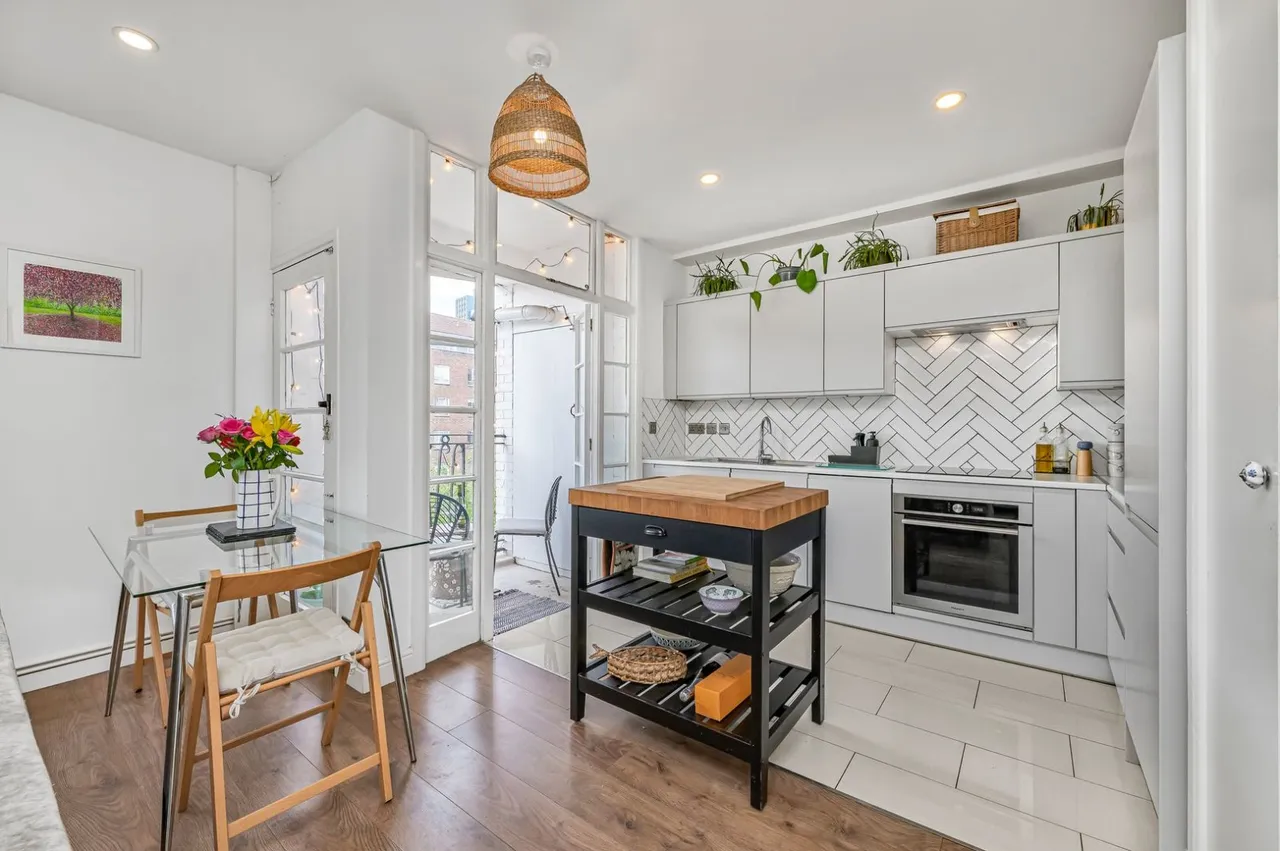 3 bed property for sale — Iron Mill Road, London, SW18