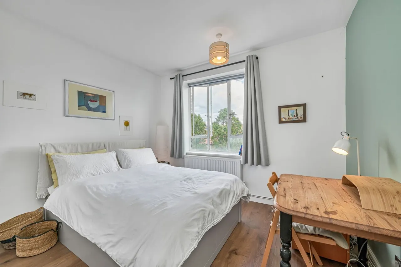 Iron Mill Road, London, SW18, photo 6