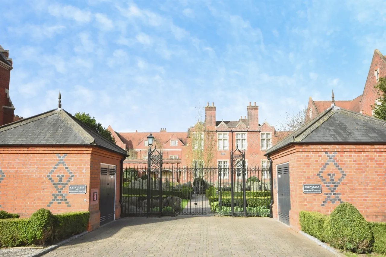 The Galleries, Warley, BRENTWOOD, photo 2