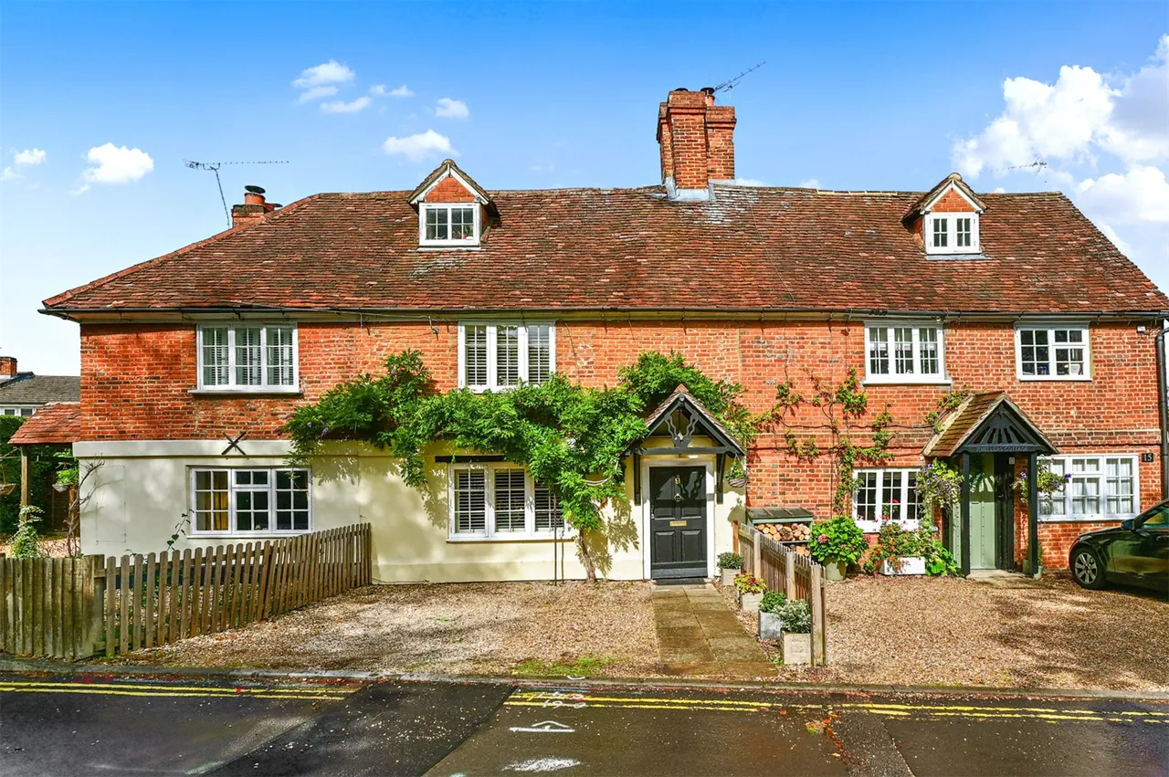 2 bed house for sale — Plough Road, Yateley, Hampshire, GU46 7UW