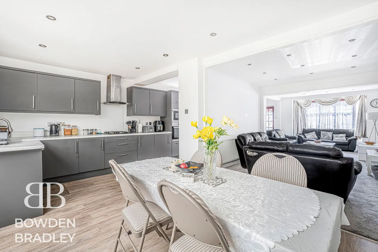 Wensleydale Avenue, Clayhall, IG5, photo 12