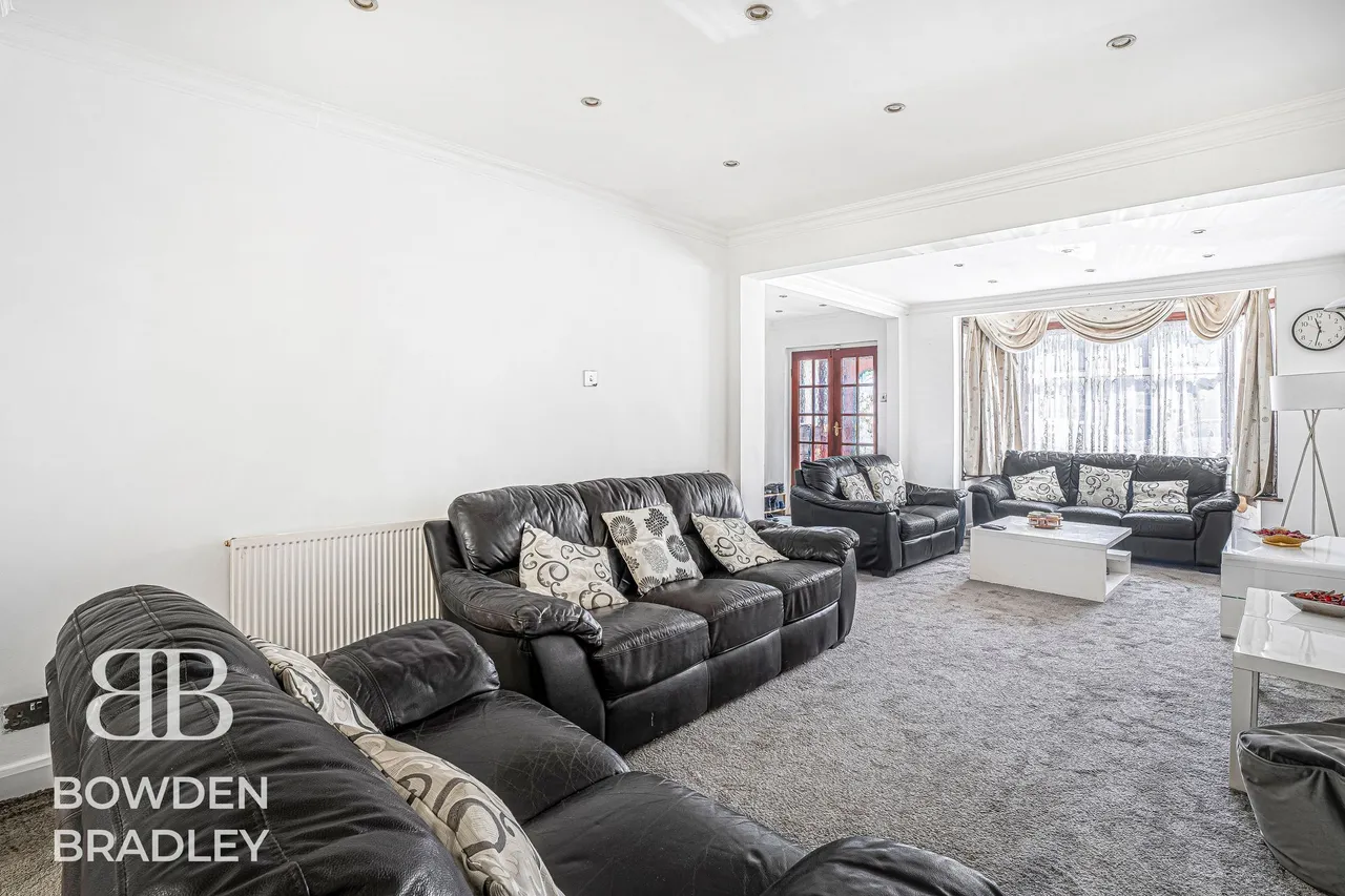 Wensleydale Avenue, Clayhall, IG5, photo 3