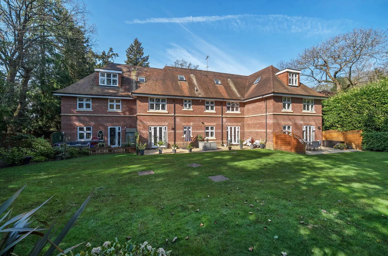 Knightsbridge Road, Camberley, Surrey, GU15 3TS, photo 2