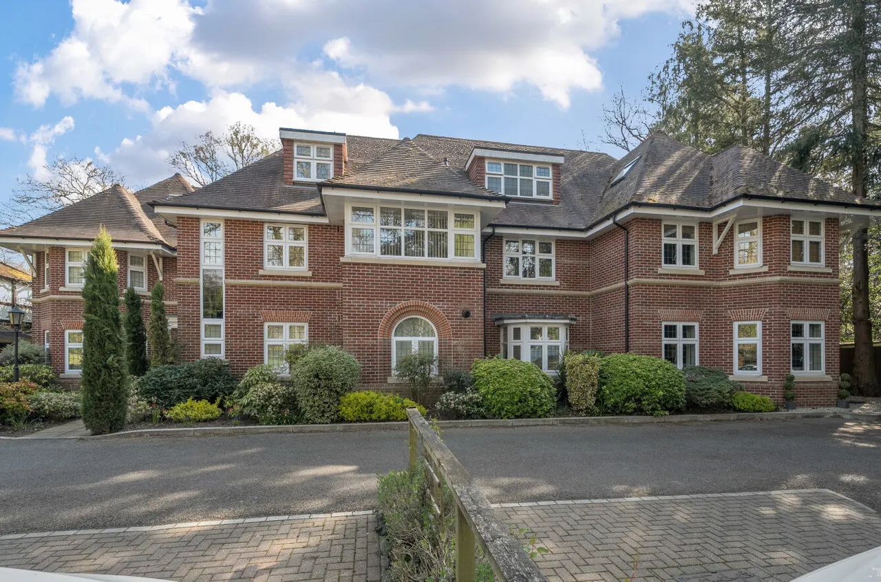 2 bed flat for sale — Knightsbridge Road, Camberley, Surrey, GU15 3TS