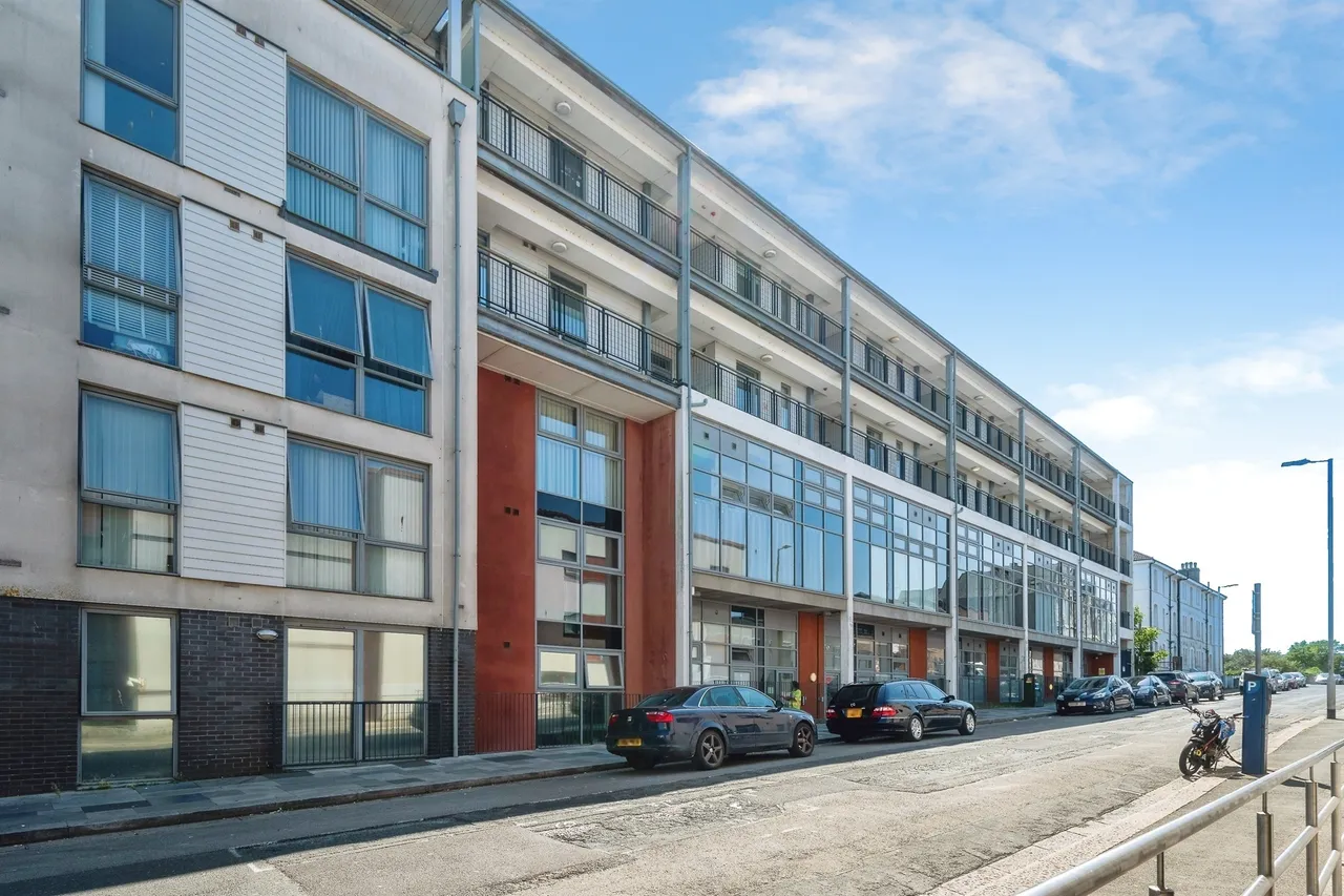 2 bed flat for sale — George Place, Plymouth