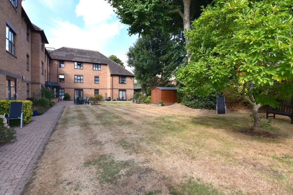 Holmwood Gardens, Wallington, photo 15