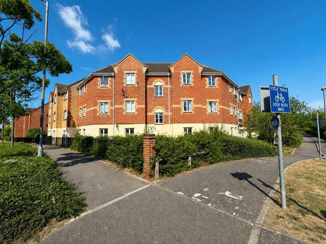 2 bed flat for sale — Lennox Close, GRAYS, Essex, RM16