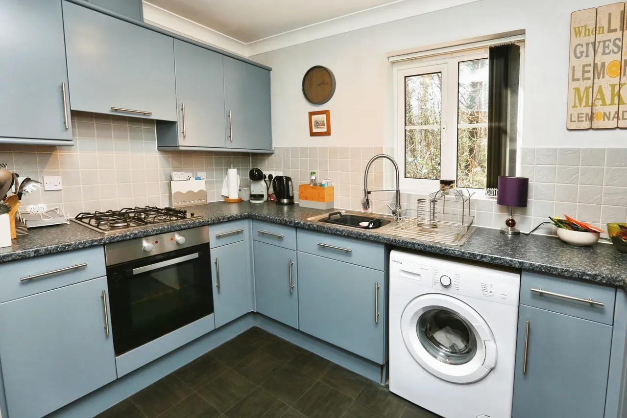Laura Close, Compton, SO21, photo 7
